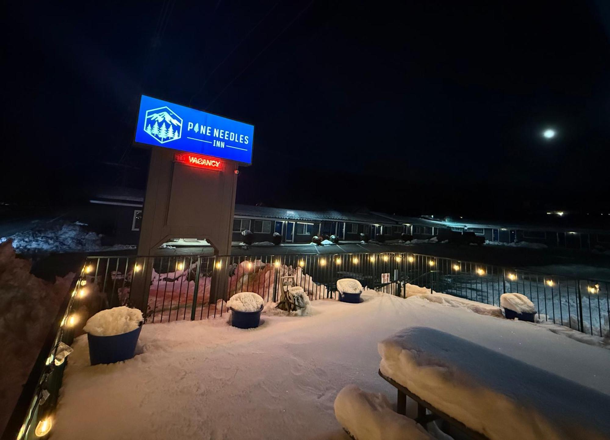 מאונט שסטה Pine Needles Inn מראה חיצוני תמונה