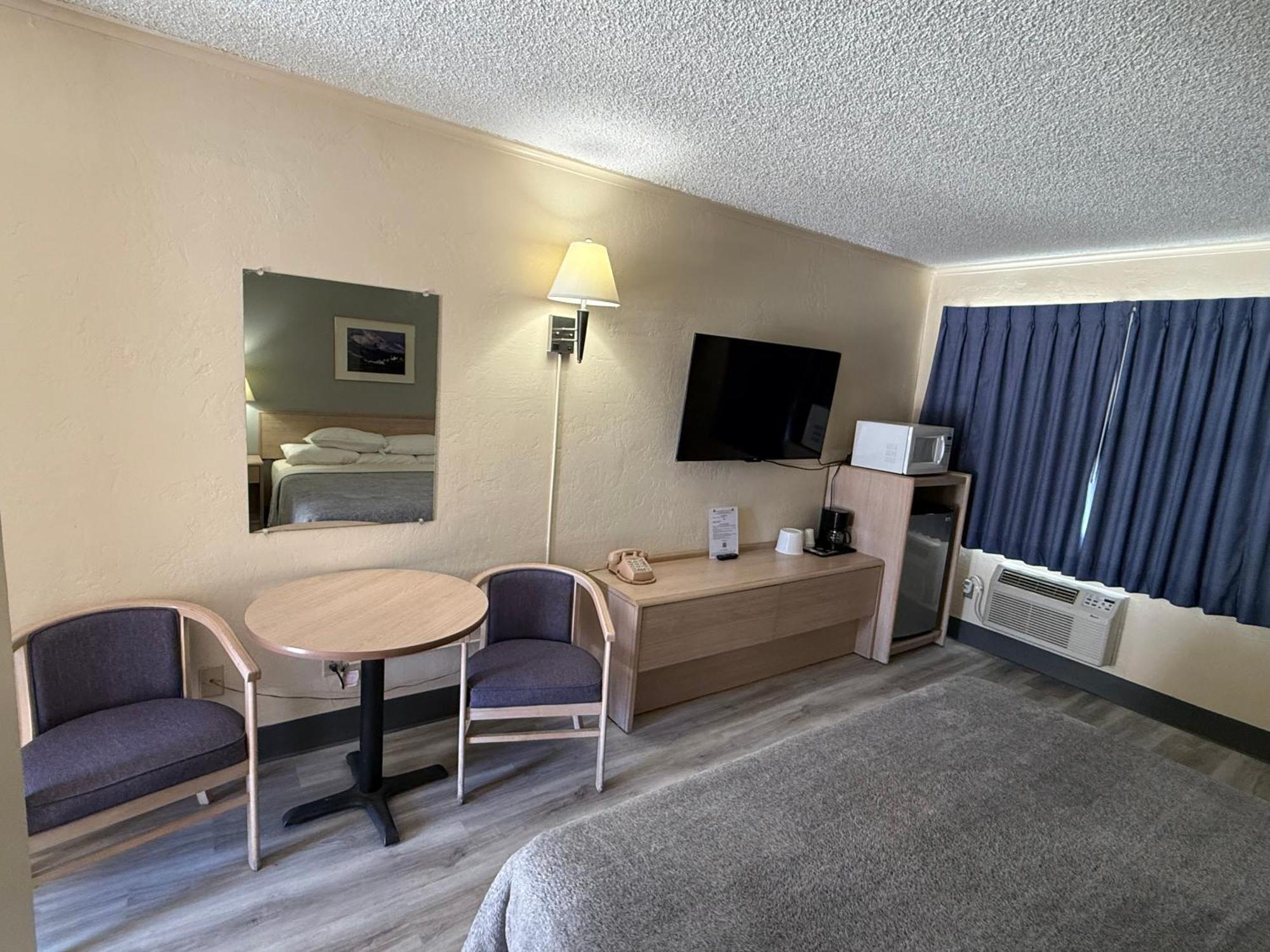 מאונט שסטה Pine Needles Inn מראה חיצוני תמונה