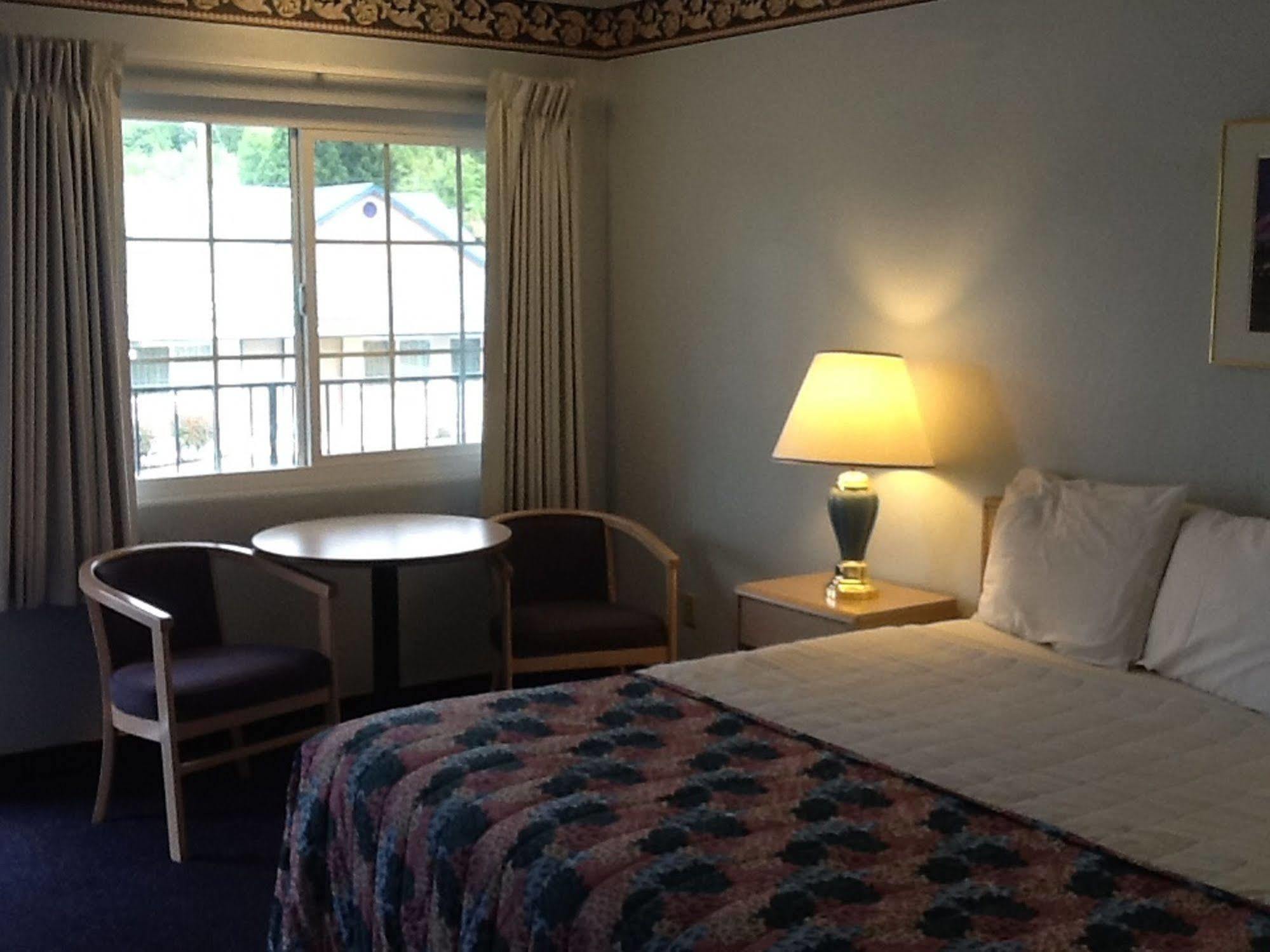 מאונט שסטה Pine Needles Inn מראה חיצוני תמונה