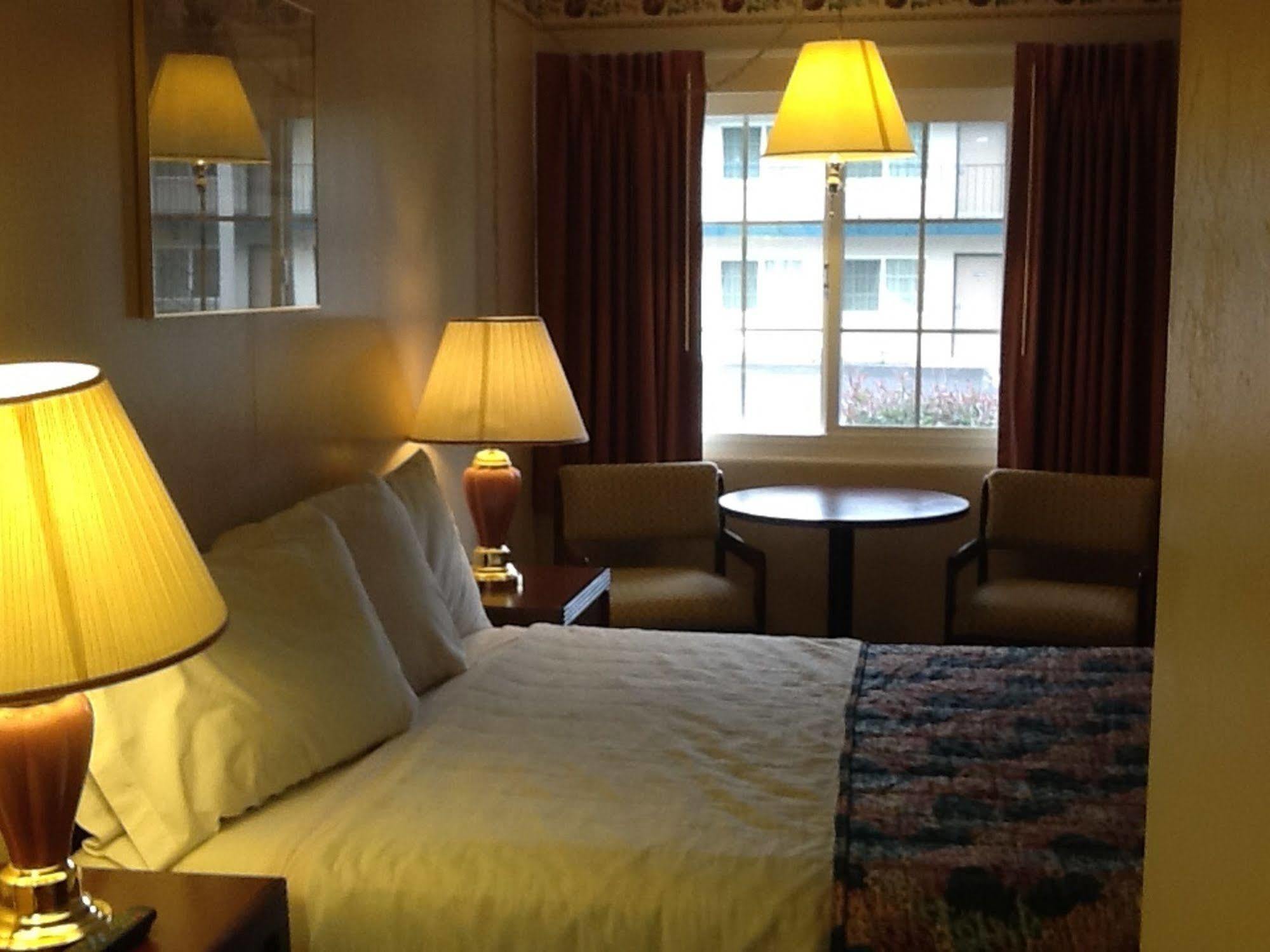 מאונט שסטה Pine Needles Inn מראה חיצוני תמונה